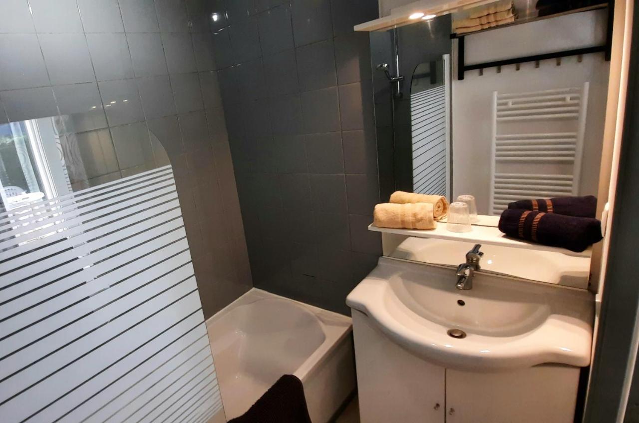 Chez Ced Et Laeti, Prive Avec Jardin Et Terrasse Dans L'estuaire Muni D'une Piscine Couverte Et Aire De Jeu, Linge De Lit Et De Salle D'eau Ainsi Que Tele, Compris Dans Le Tarif Profitez A Fond De Notre Belle Region